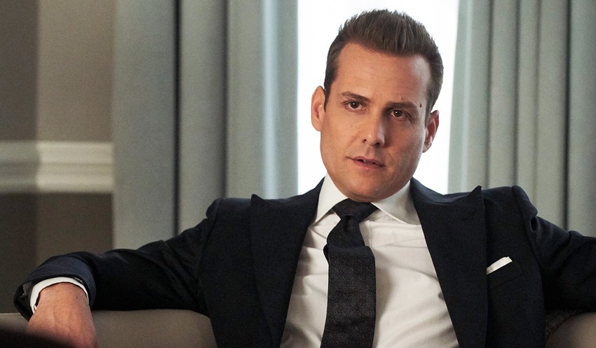 Nam diễn viên mặc vest sang trọng